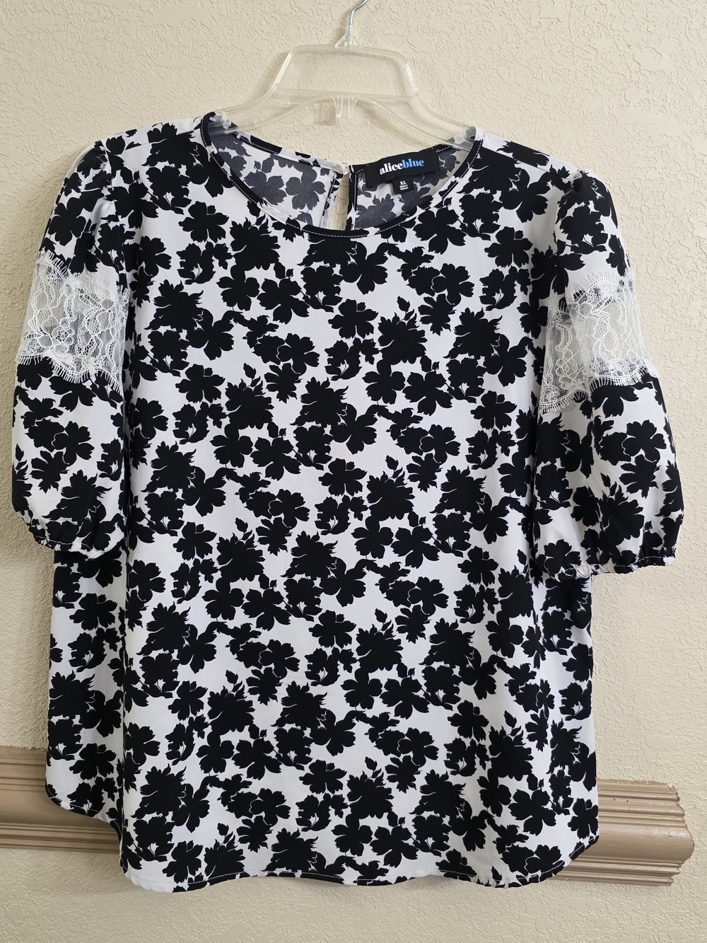 Alice blue Black & Off White Floral Lace-Sleeve Women’s Top